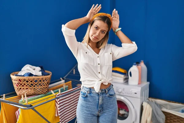 Junge Blonde Frau Der Waschküche Mit Hasenohren Geste Und Handflächen — Stockfoto