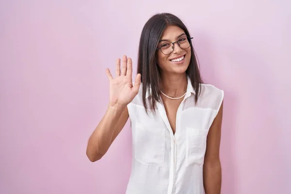 Brunette Young Woman Standing Pink Background Wearing Glasses Waiving Saying — ストック写真