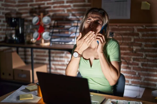 Young Beautiful Woman Working Office Night Speaking Phone Bored Yawning — Stockfoto