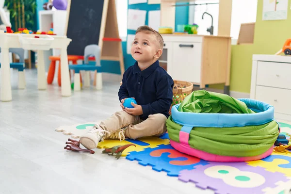 愛らしいパニック少年遊びとともにボール座って上の階で幼稚園 — ストック写真