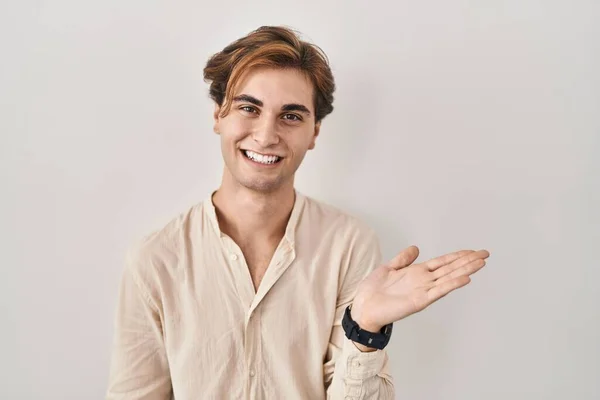 Young Man Standing Isolated Background Smiling Cheerful Presenting Pointing Palm — Stockfoto