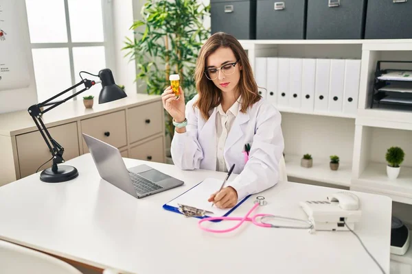 Young Woman Wearing Doctor Uniform Prescribe Pills Clinic — Stockfoto