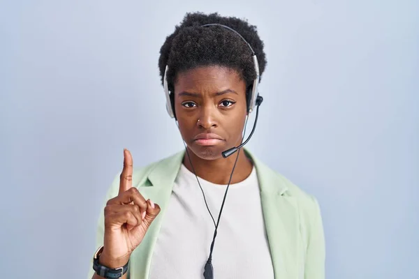 Afrikaans Amerikaanse Vrouw Draagt Call Center Agent Headset Wijzen Omhoog — Stockfoto