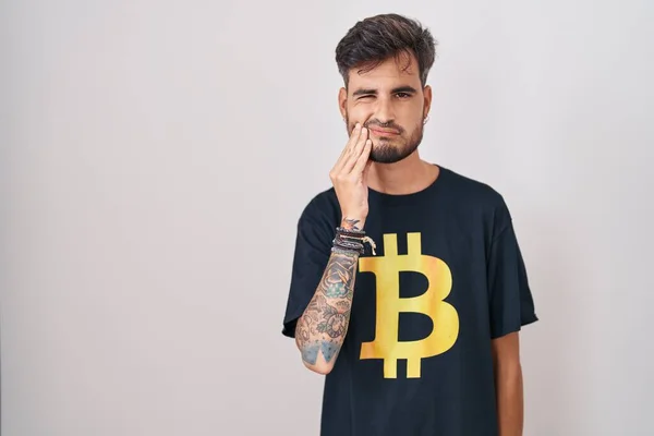 Young Hispanic Man Tattoos Wearing Bitcoin Shirt Touching Mouth Hand — Foto de Stock