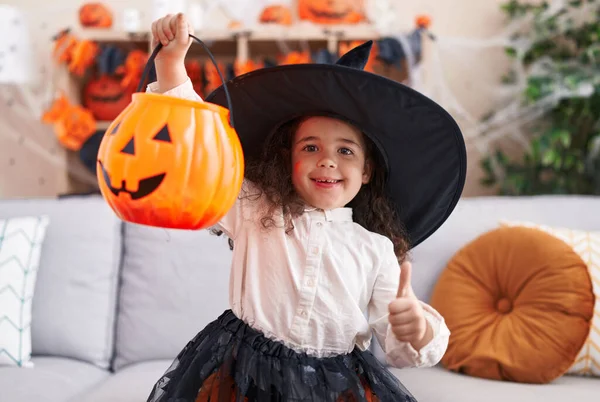 Adorável Hispânico Menina Vestindo Halloween Traje Fazendo Gesto Casa — Fotografia de Stock