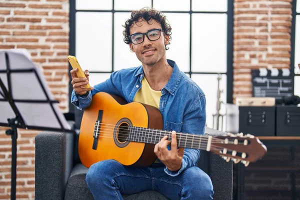 Jovem Músico Hispânico Tocando Guitarra Clássica Usando Smartphone Estúdio Música — Fotografia de Stock