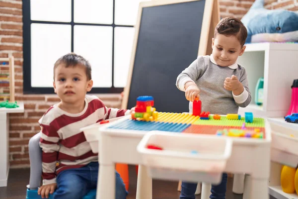 Two Kids Playing Construction Blocks Sitting Table Kindergarten — Stok fotoğraf