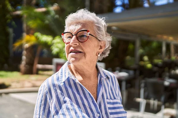 Senior Mulher Cabelos Grisalhos Sorrindo Confiante Rua — Fotografia de Stock
