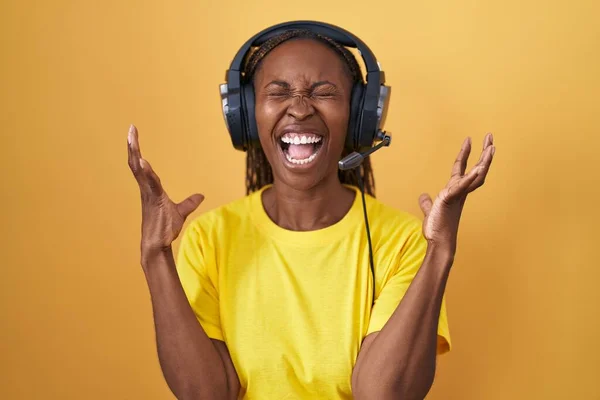 African American Woman Listening Music Using Headphones Crazy Mad Shouting — Stock Photo, Image
