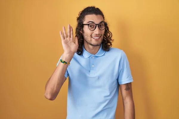 Joven Hombre Hispano Pie Sobre Fondo Amarillo Renunciando Decir Hola — Foto de Stock