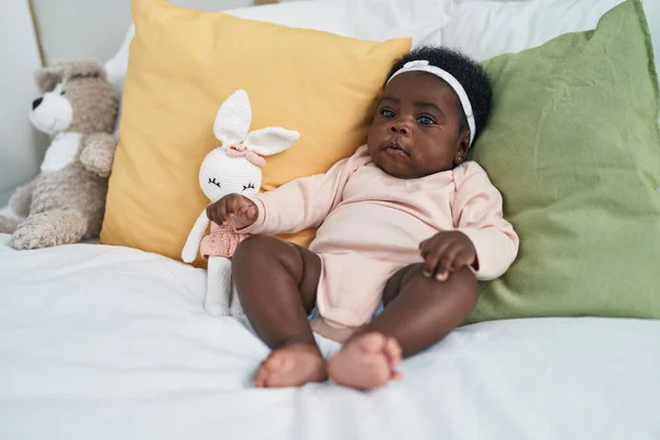 Afroamerikanisches Baby Sitzt Mit Entspanntem Gesichtsausdruck Schlafzimmer Auf Dem Bett — Stockfoto