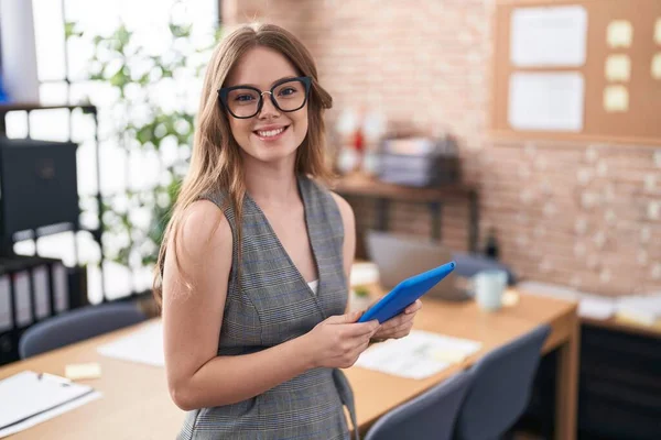 Ofiste Çalışan Beyaz Bir Kadın Mutlu Havalı Bir Gülümsemeyle Gözlük — Stok fotoğraf