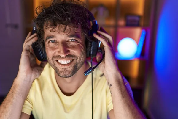 Young Hispanic Man Streamer Smiling Confident Sitting Table Gaming Room — Stock Photo, Image