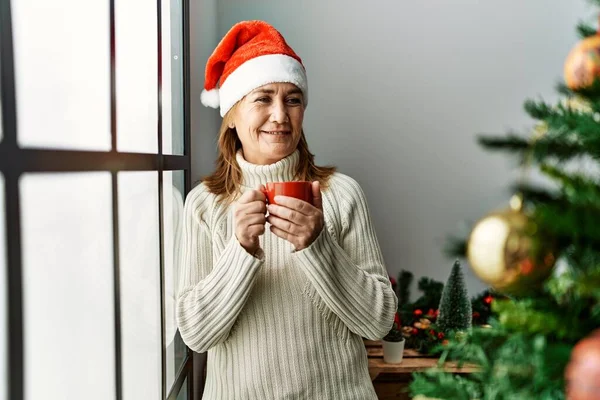Καυκάσια Γυναίκα Μέσης Ηλικίας Που Πίνει Καφέ Δίπλα Στο Χριστουγεννιάτικο — Φωτογραφία Αρχείου