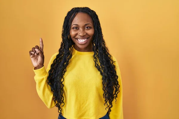 Africká Žena Stojící Nad Žlutým Pozadím Ukazující Ukazující Prstem Číslo — Stock fotografie
