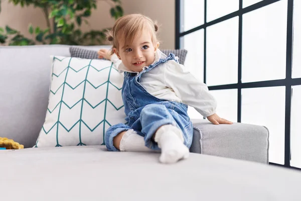Liebenswertes Blondes Kleinkind Lächelt Selbstbewusst Und Sitzt Hause Auf Dem — Stockfoto