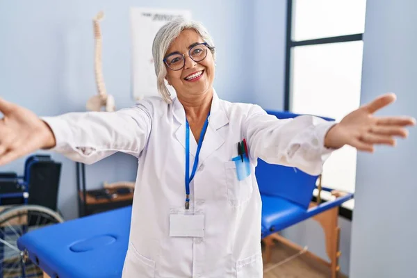 Middle Age Woman Grey Hair Working Pain Recovery Clinic Looking — Stock Photo, Image