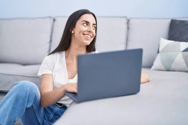 Jovem Hispânica Usando Laptop Sentado Chão Casa — Fotografia de Stock