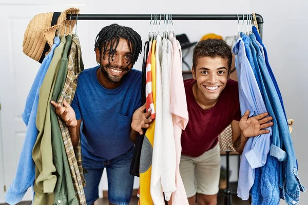 Two Men Friends Smiling Confident Appearing Rack Clothing Store — Stock Photo, Image