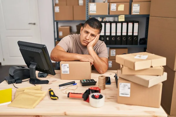 Young Latin Man Ecommerce Business Worker Stressed Working Office — Stock Photo, Image