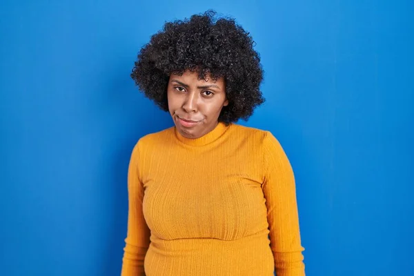 Černá Žena Kudrnatými Vlasy Stojící Nad Modrým Pozadím Depresi Strachující — Stock fotografie