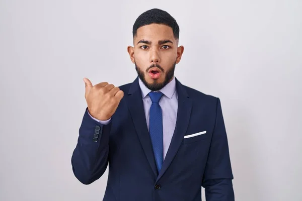 Young Hispanic Man Wearing Business Suit Tie Surprised Pointing Hand — Stock Photo, Image
