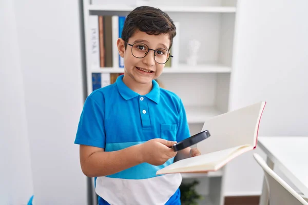 Adorável Hispânico Menino Estudante Ler Livro Usando Lupa Biblioteca Escola — Fotografia de Stock