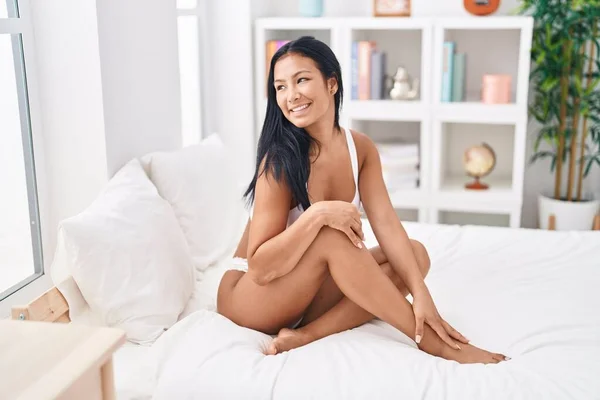 Ung Vacker Latinamerikansk Kvinna Underkläder Sitter Sängen Sovrummet — Stockfoto