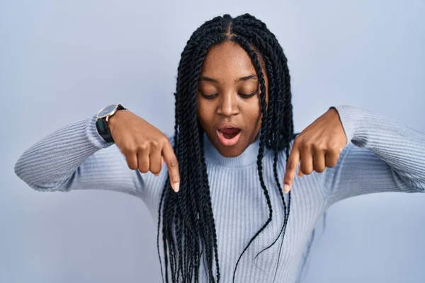 African American Woman Standing Blue Background Pointing Fingers Showing Advertisement — Stok fotoğraf