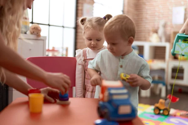 Liebenswert Mädchen Und Junge Spielen Mit Spielzeug Auf Tisch Kindergarten — Stockfoto