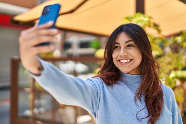 Young Hispanic Woman Making Selfie Smartphone Street — ストック写真