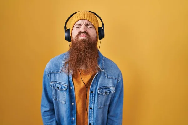 Caucasian Man Long Beard Listening Music Using Headphones Looking Camera — Stockfoto