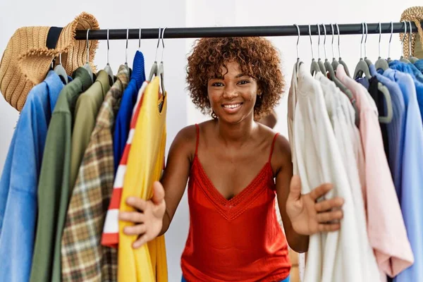 Young African American Woman Smiling Confident Appearing Rack Clothing Store — Stock Photo, Image