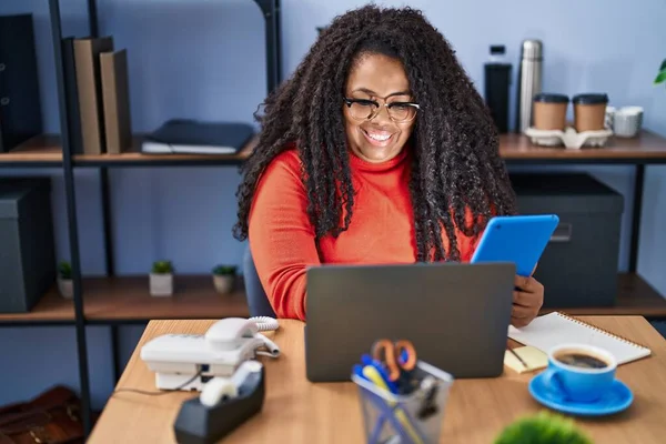 Африканская Американка Бизнес Работница Помощью Ноутбука Тачпада Офисе — стоковое фото