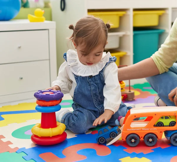 Liebenswertes Blondes Kleinkind Sitzt Kindergarten Auf Dem Boden Und Spielt — Stockfoto