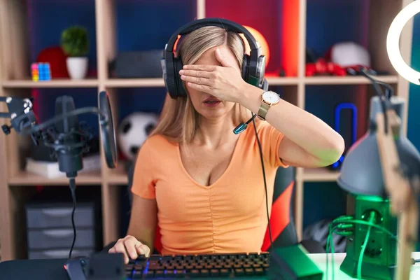 Молодая Женщина Играющая Видеоигры Закрывая Глаза Рукой Выглядит Серьезной Грустной — стоковое фото