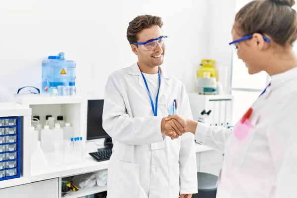 Mann Und Frau Wissenschaftleruniform Geben Sich Labor Die Hand — Stockfoto