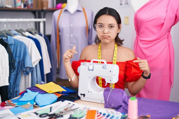 Hispanic Young Woman Dressmaker Designer Using Sewing Machine Pointing Looking — Stock Photo, Image