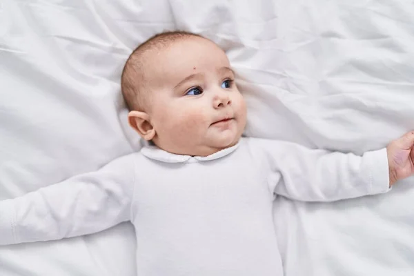 Liebenswertes Baby Entspannt Auf Bett Schlafzimmer Liegend — Stockfoto