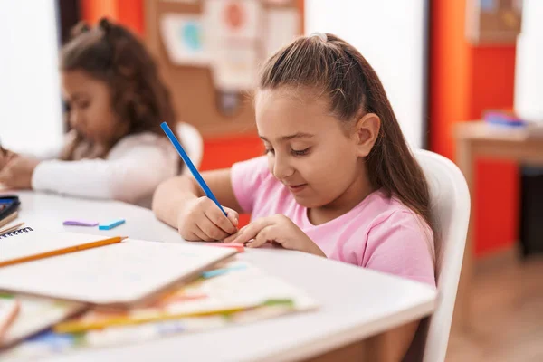 Two Kids Preschool Students Sitting Table Drawing Paper Classroom — Stok fotoğraf