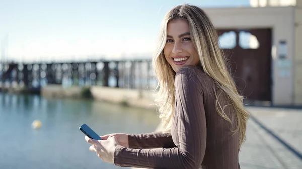 Young Blonde Woman Smiling Confident Using Smartphone Seaside — Stock Photo, Image