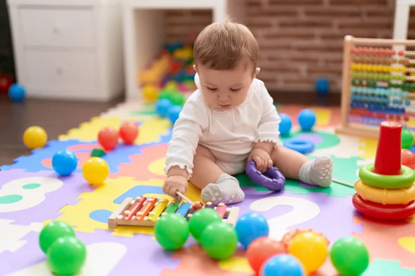 Liebenswertes Kleinkind Spielt Xylophon Auf Dem Boden Kindergarten — Stockfoto