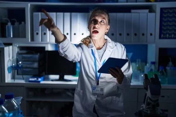 Beautiful Blonde Woman Working Scientist Laboratory Late Night Pointing Finger — Foto de Stock