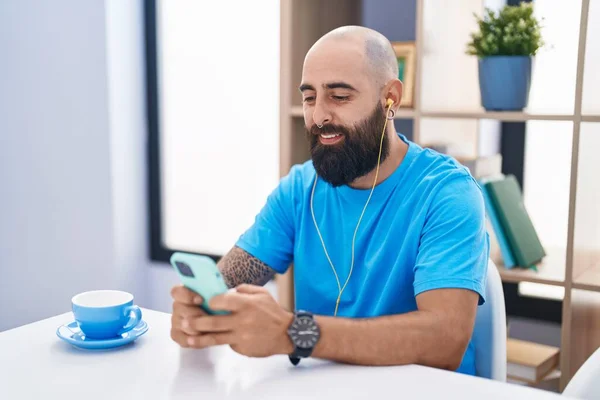 Young Bald Man Listening Music Sitting Table Home — Stock Photo, Image