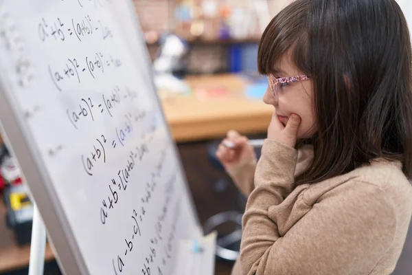 Bedårande Latinamerikansk Flicka Student Står Vid Svarta Tavlan Lösa Matematik — Stockfoto