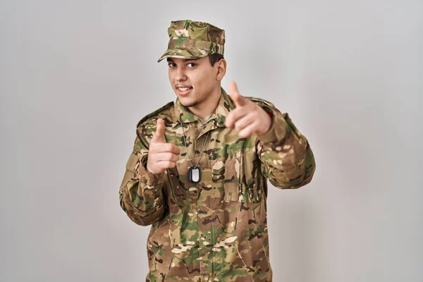 Hombre Árabe Joven Con Camuflaje Uniforme Del Ejército Señalando Los —  Fotos de Stock