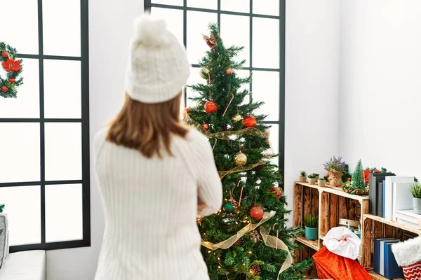 Mulher Caucasiana Meia Idade Vista Traseira Olhando Árvore Natal Casa — Fotografia de Stock