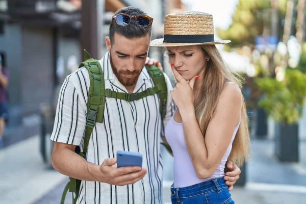 Άνδρας Και Γυναίκα Τουριστικό Ζευγάρι Χρησιμοποιώντας Smartphone Σοβαρή Έκφραση Στο — Φωτογραφία Αρχείου