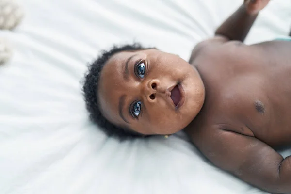 Afrykańskie Amerykańskie Dziecko Leżące Łóżku Relaksującą Ekspresją Sypialni — Zdjęcie stockowe