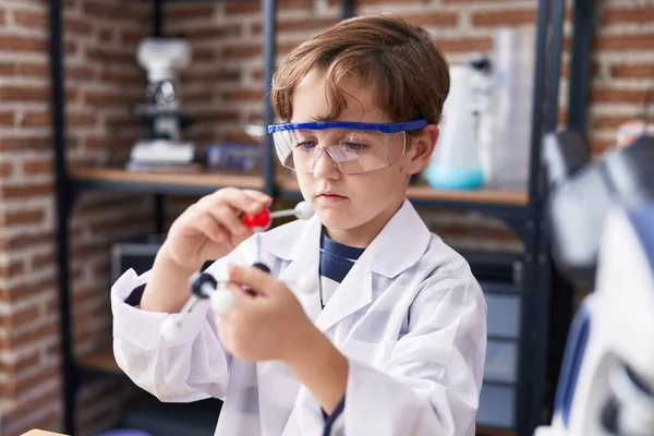 Roztomilý Hispánský Chlapec Student Hledá Molekuly Laboratoři Učebny — Stock fotografie